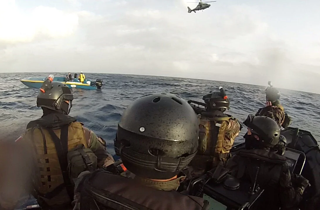 Prise de contrôle du go-fast avec l'hélicoptère en appui