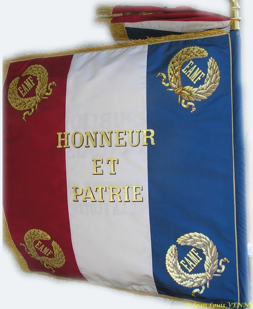 Le drapeau de l'école des apprentis-mécaniciens de la Flotte