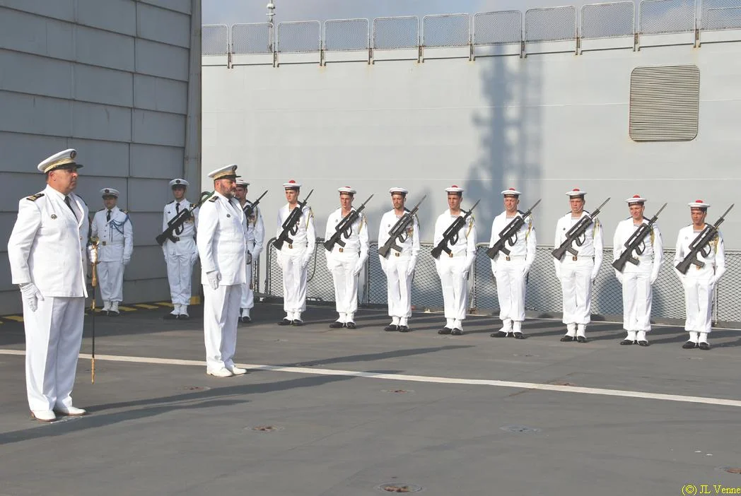Devant la garde d'honneur