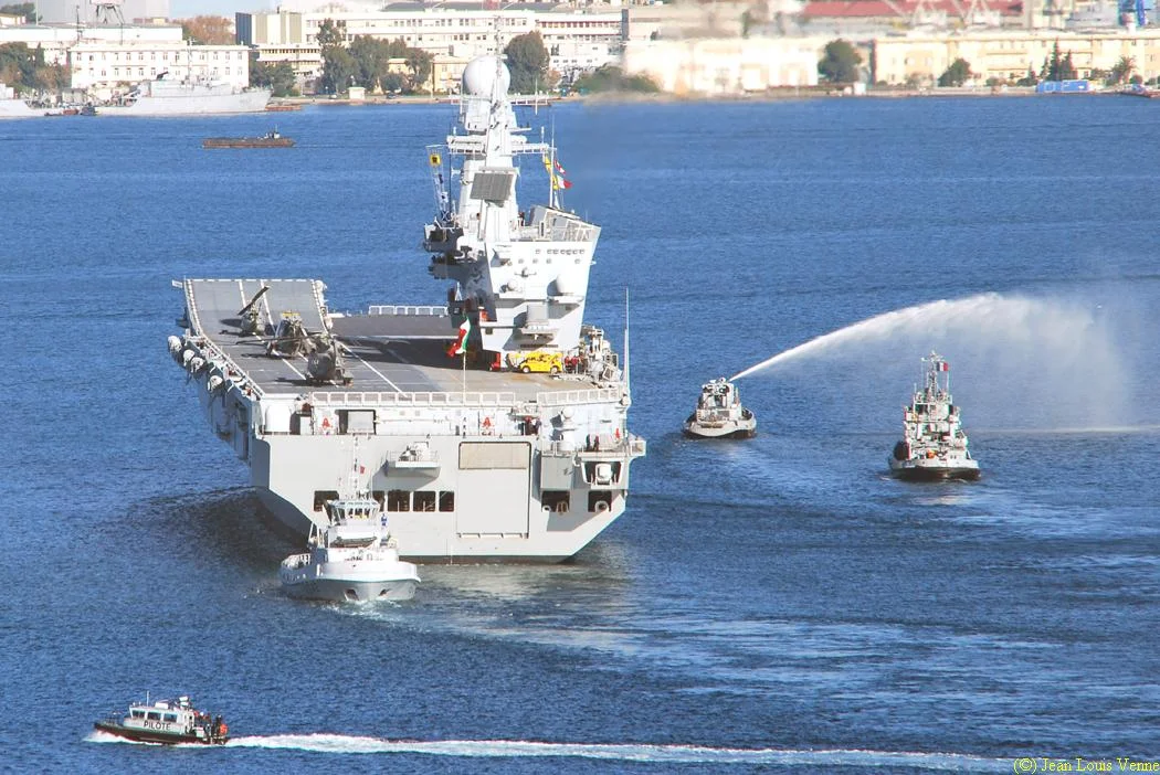 Arrivée à Toulon du porte-aéronefs italien Cavour