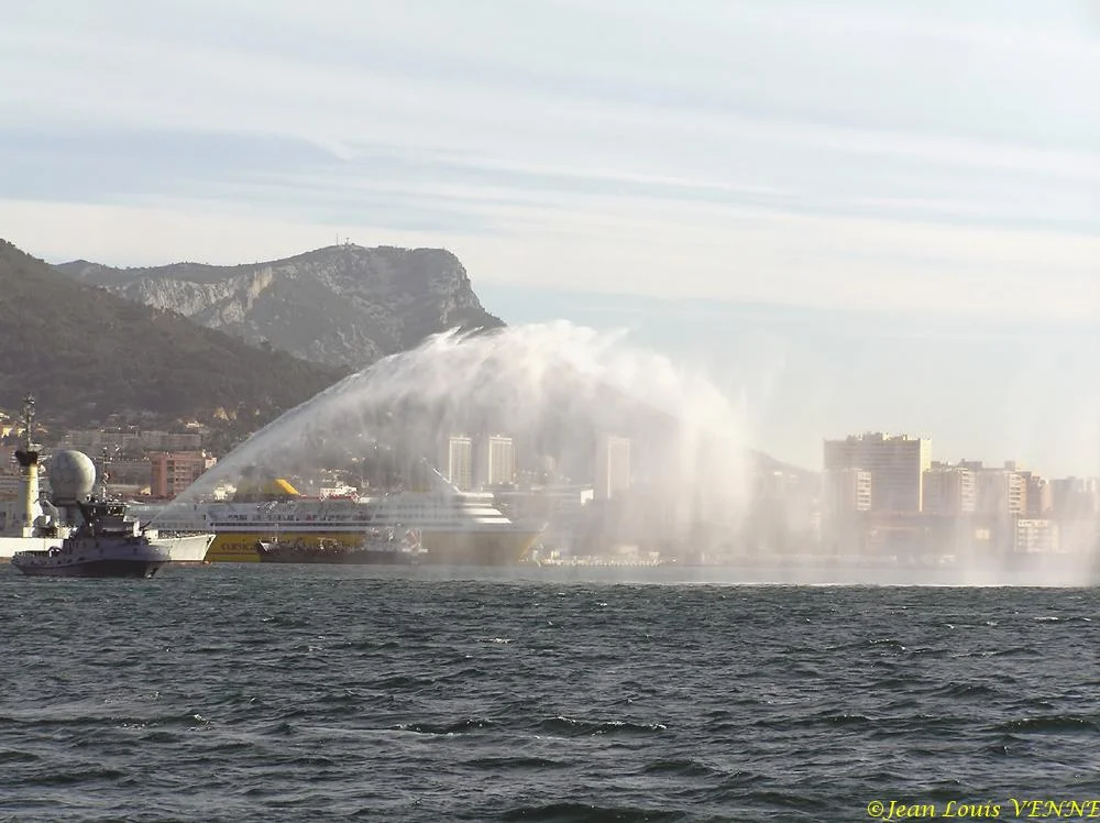 L'Estérel essaie son canon Ã  eau