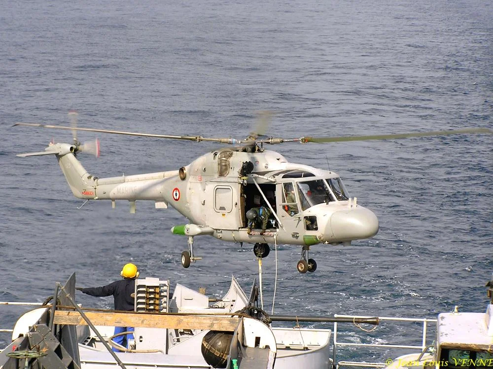 Hélitreuillage d'un train d'atterrissage de Rafale vers le Charles de Gaulle