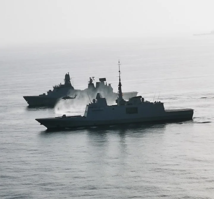 Les frégates Languedoc et HMS Montrose