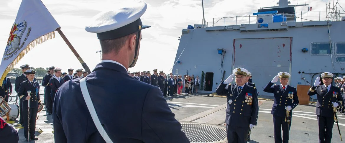 Première levée des couleurs de la FREMM Languedoc