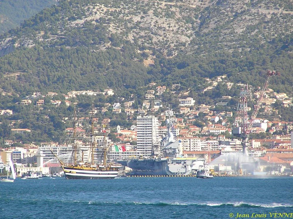 L’Amerigo Vespucci quitte Toulon