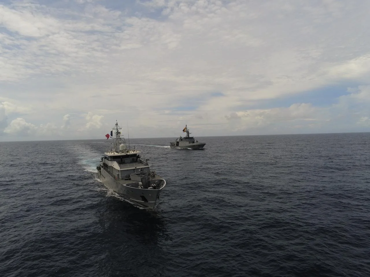 Le patrouilleur Antilles-Guyane (PAG) La Combattante et le patrouilleur colombie Victoria