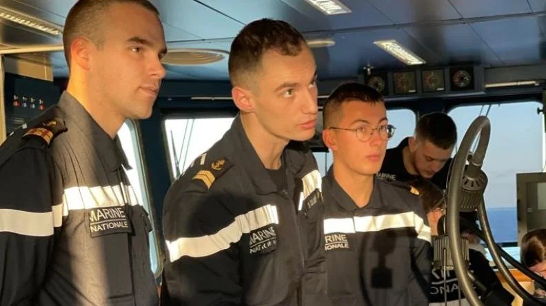 Des élèves de l'école de Maistrance à bord du Dixmude