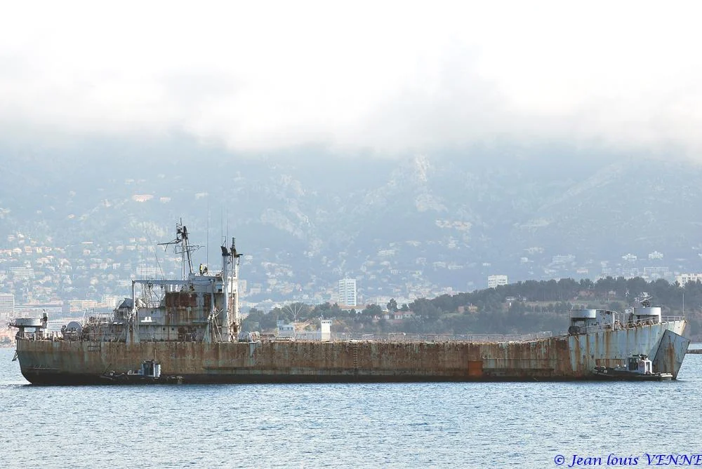 La coque de l’ex-Argens transférée à la base navale de Toulon