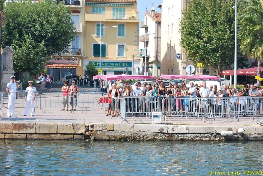 Une foule nombreuse attend de visiter le Var