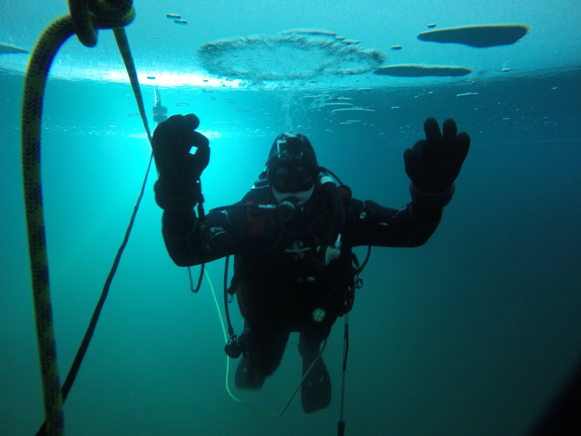 Un plongeur de la CEPHISMER effectue une plongée d’essais dans une eau glaciale