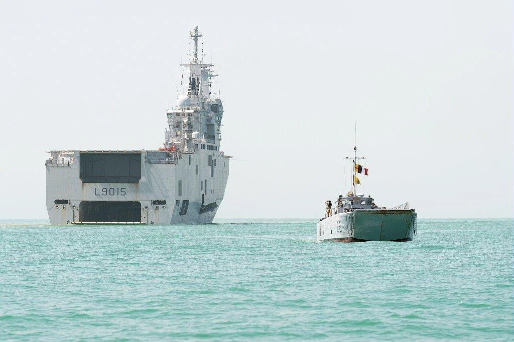Le porte-hélicoptères Dixmude et un chaland transport de matériel
