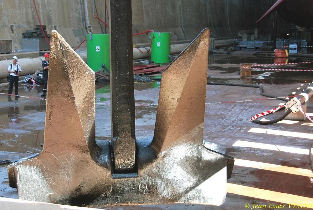 Le Charles de Gaulle ré-embarque ses lignes de mouillage