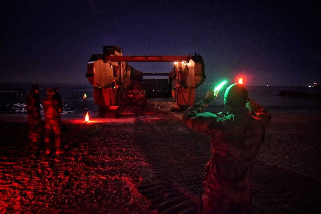 Des véhicules de l'armée de terre débarquent d'un EDAR