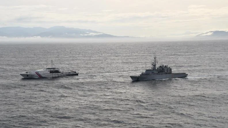 La frégate Prairial et le patrouilleur philippin PS Apolinario Mabini