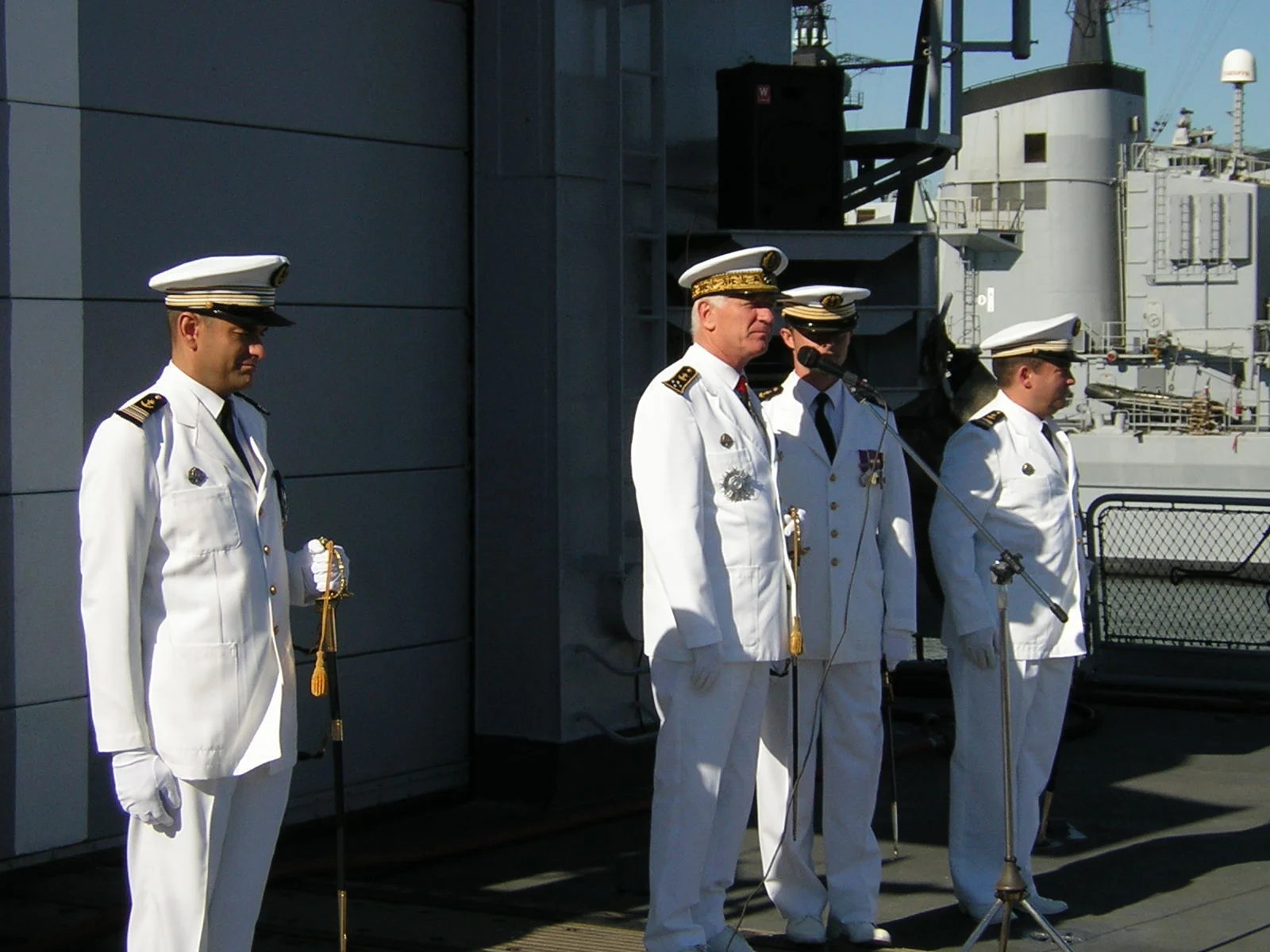 Le vice-amiral d'escadre Sautter entre les capitaines de frégate Majoufre et Egele