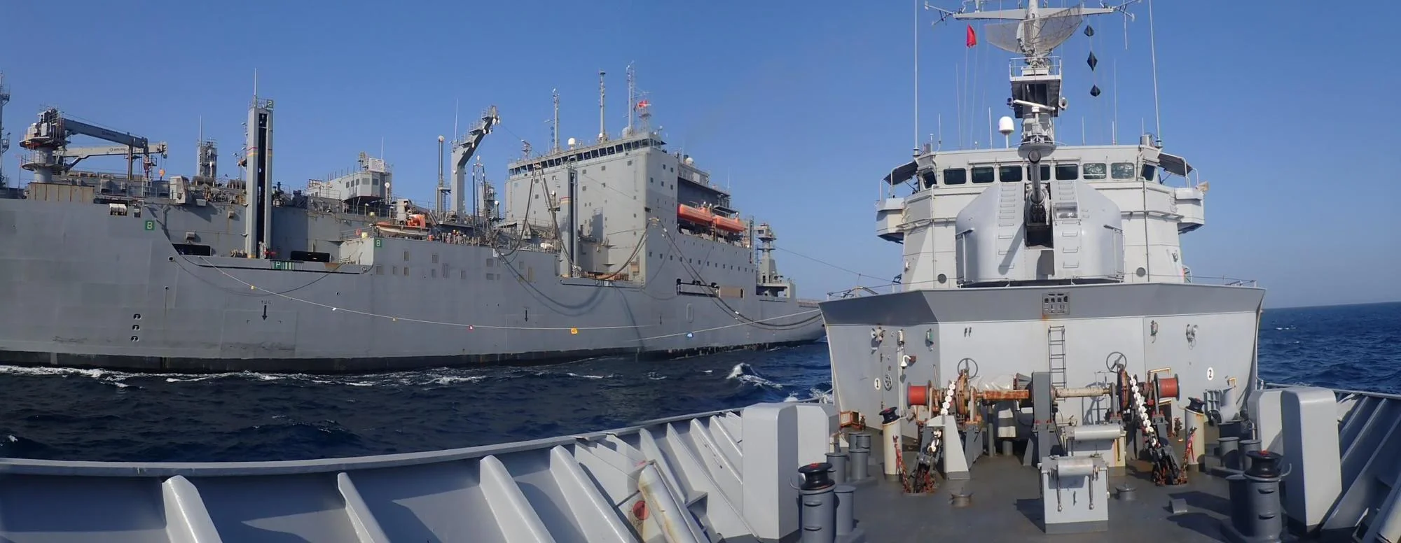 La frégate Floréal réalise un ravitaillement à la mer