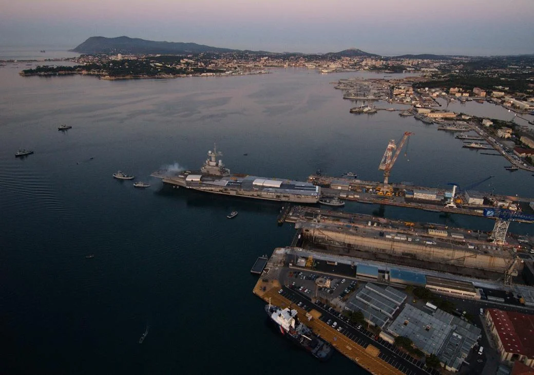 Sortie du bassin du porte-avions Charles de Gaulle