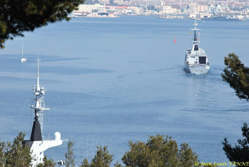 la frégate Lafayette effectue des boucles magnétiques
