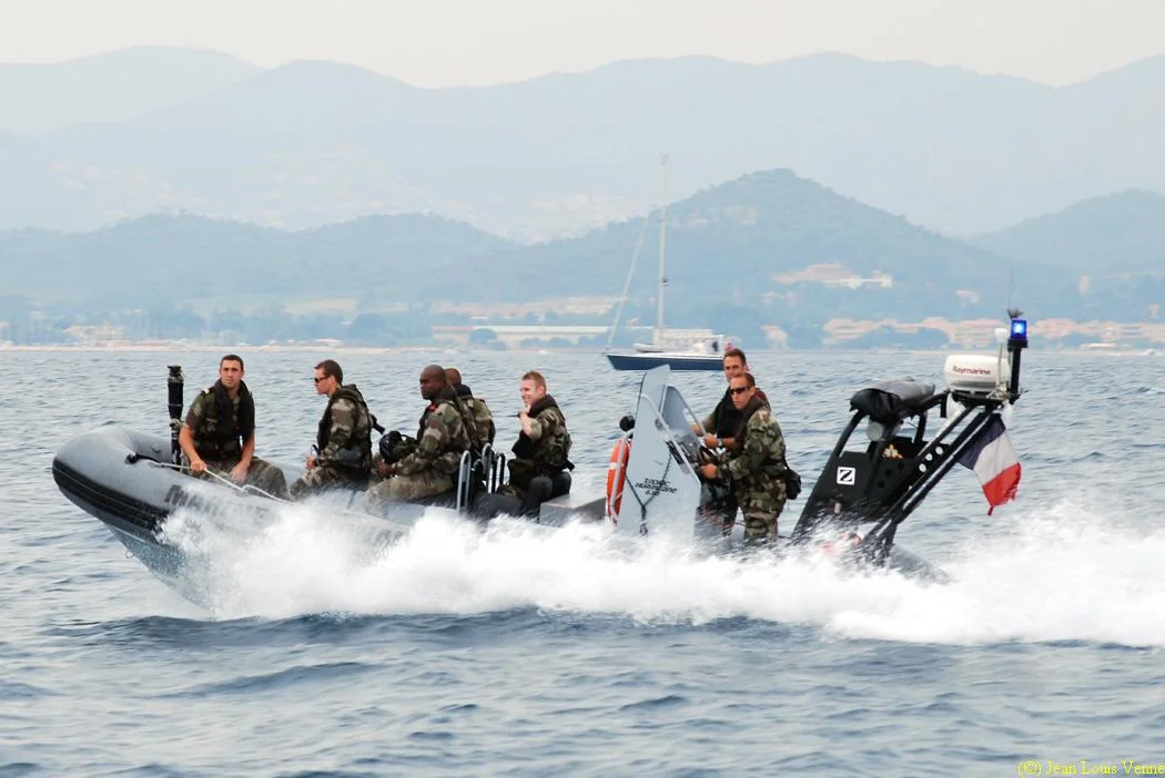 Une embarcation rapide assurant la police du plan d'eau