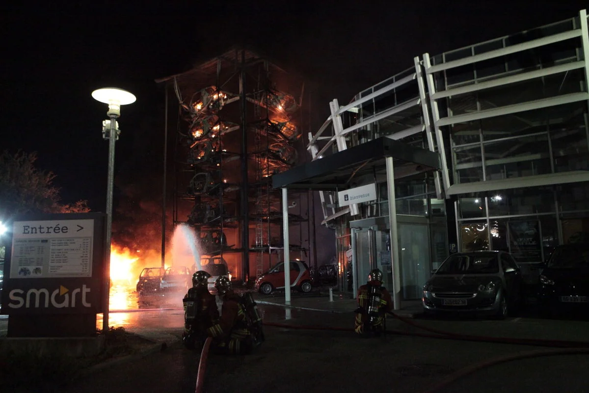 Incendie dans une concession automobile de Marseille