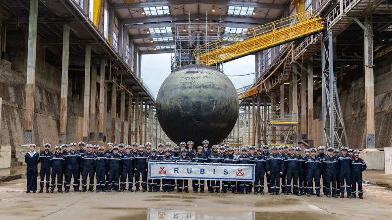 Dernière cérémonie des couleurs pour le sous-marin Rubis
