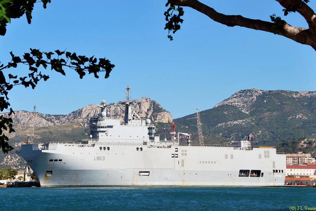 Le BPC Mistral au quai d'honneur de la base navale de Toulon