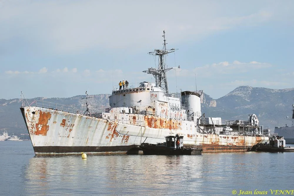 La coque de l’ex-aviso escorteur Commandant Rivière transférée de Saint-Mandrier à la base navale de Toulon