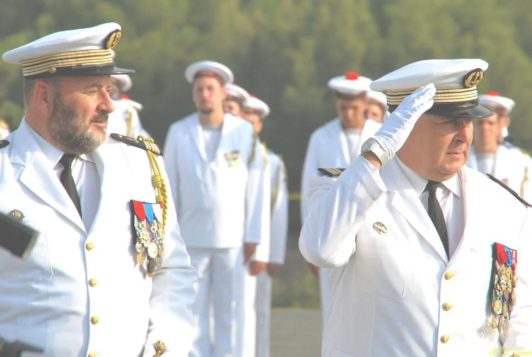 Le CV Jubelin passe l'équipage en revue