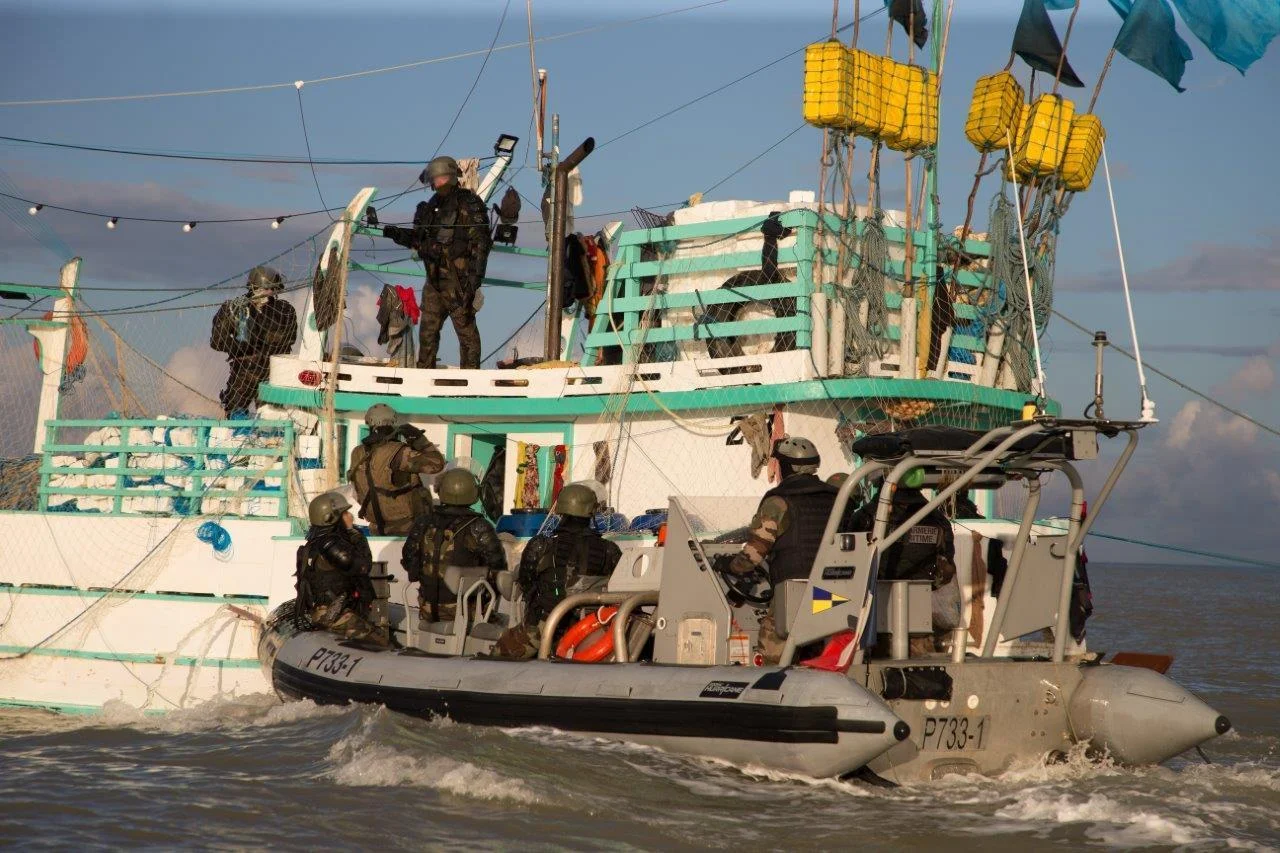 Une équipe du visite du patrouilleur La Confiance contrôle une tapouille brésilienne
