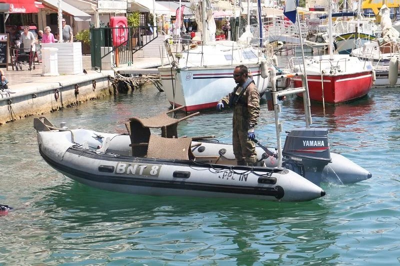 Un canot assure la surveillance de la zone et assiste les plongeurs