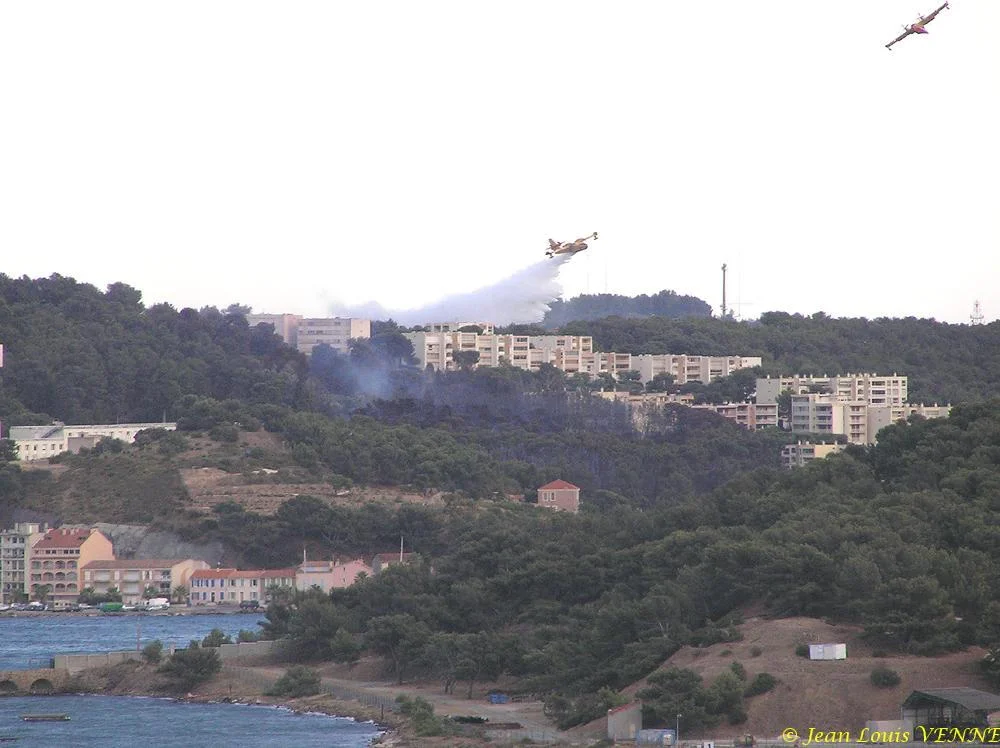 Les Canadairs interviennent au-dessus de Saint Mandrier
