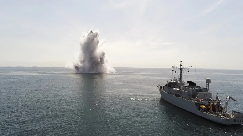 Le chasseur de mines tripartite Croix du Sud neutralise une mine historique