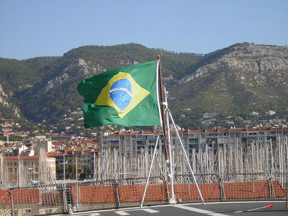 Le pavillon brésilien sur fond de Mt Faron