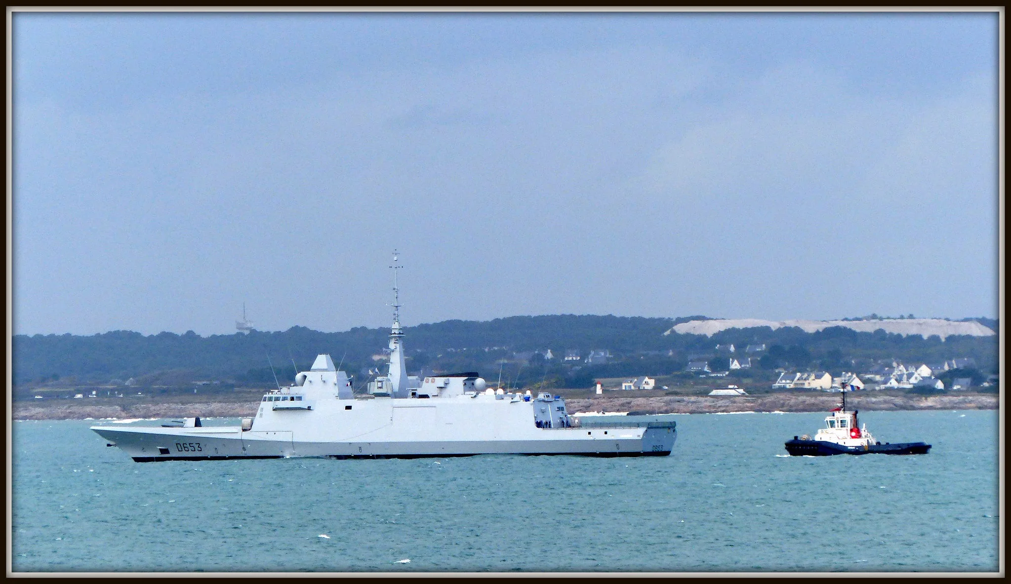 La frégate Languedoc vue depuis Port-Lay, sur la côte nord de l'Île de Groix