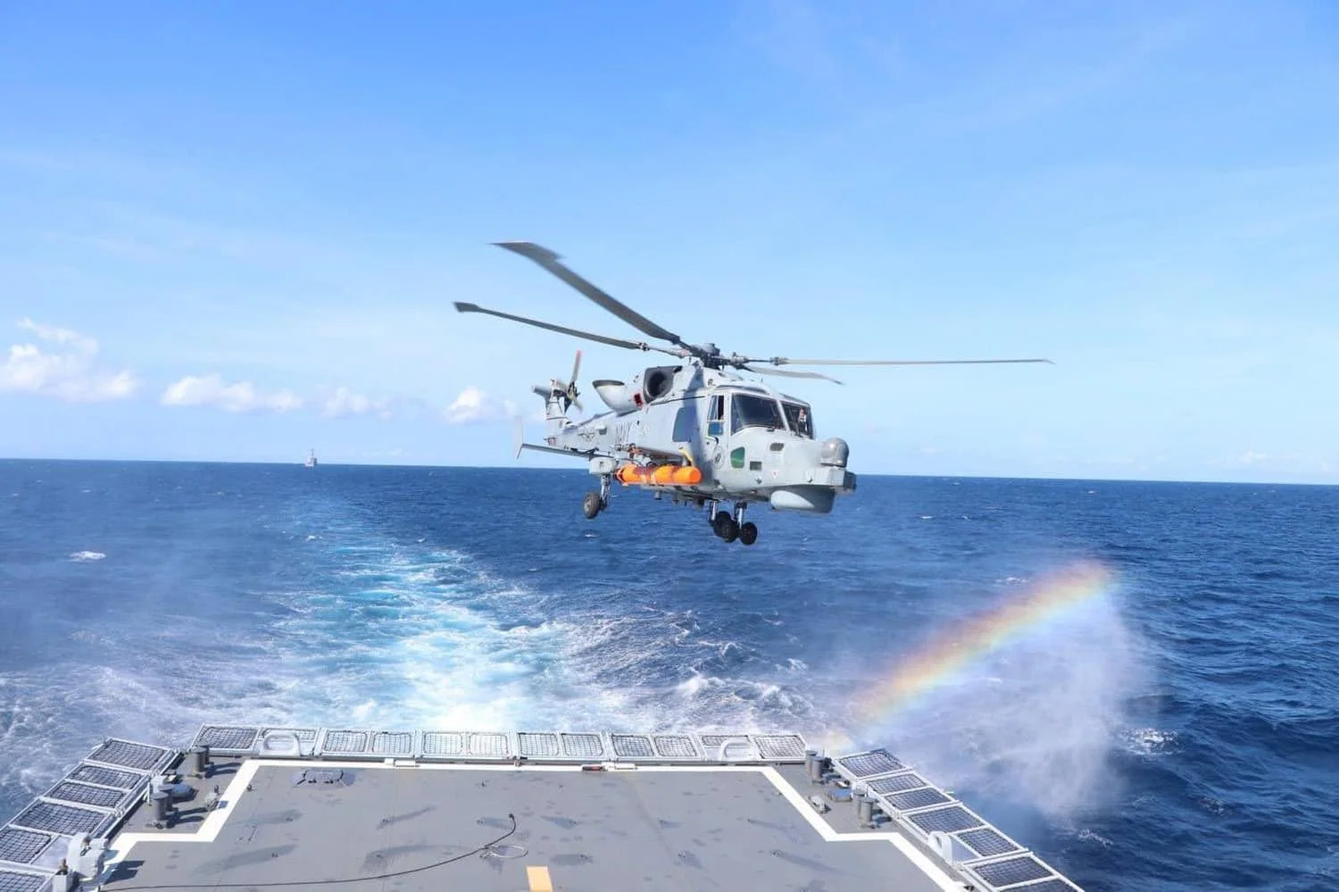 Un hélicoptère AW-159 décolle de la frégate philippine Jose Rizal