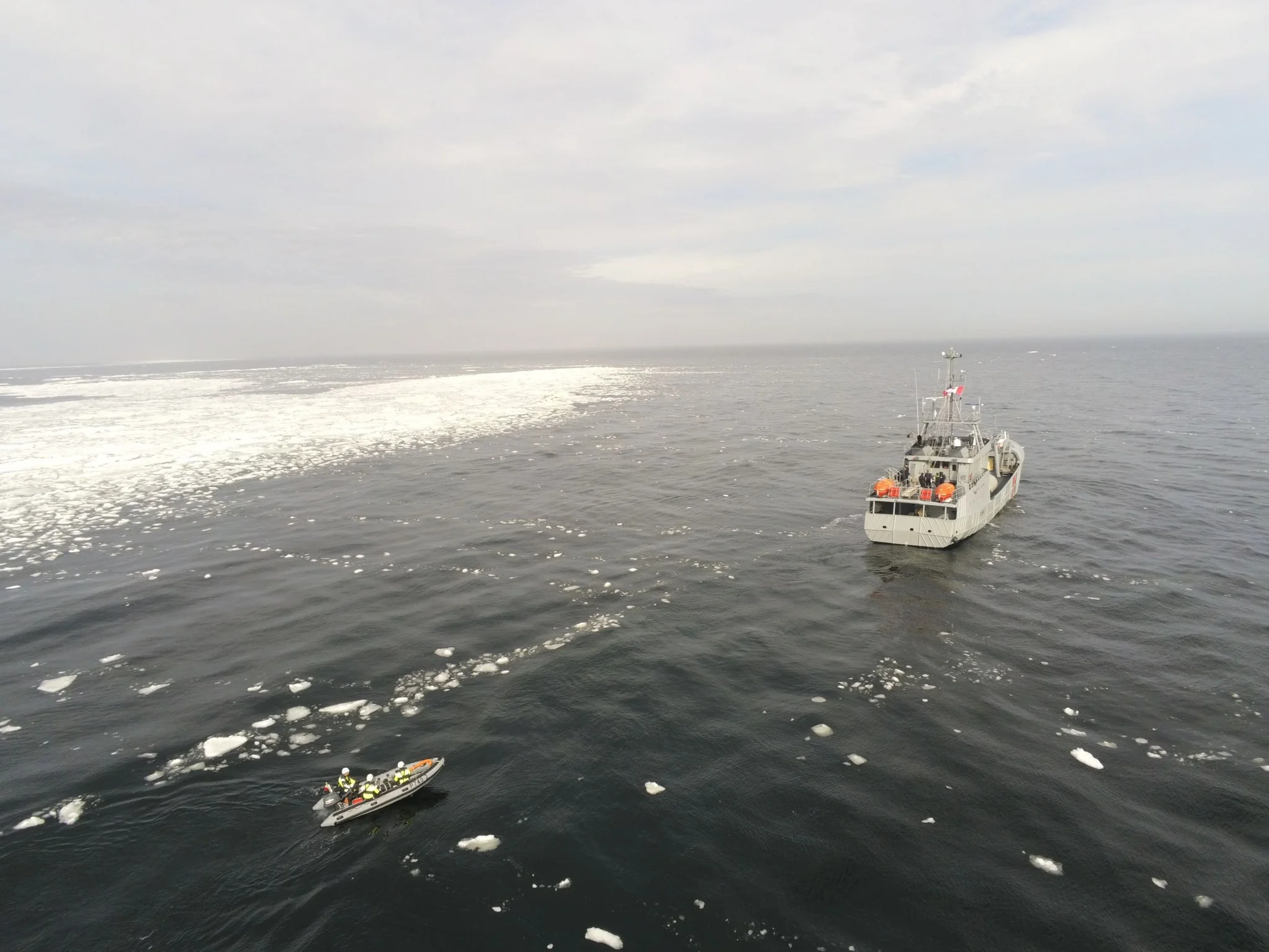 Le patrouilleur Fulmar à proximité des glaces