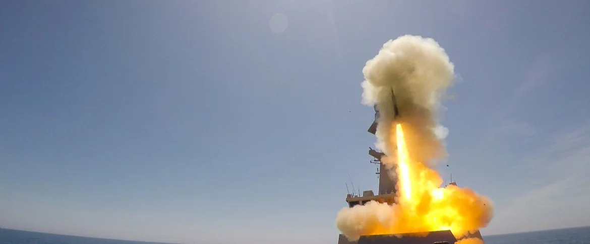 Tir d’entraînement d’un missile ASTER 30 par la frégate Forbin 