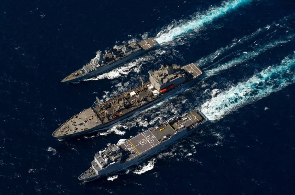 Trois bâtiments de la force européenne Atalante se ravitaillent auprès d’un ravitailleur américain dans le golfe d’Aden