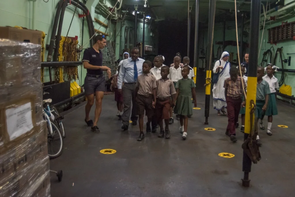 Des élèves de Port-au-Prince visitent le Dumont d’Urville
