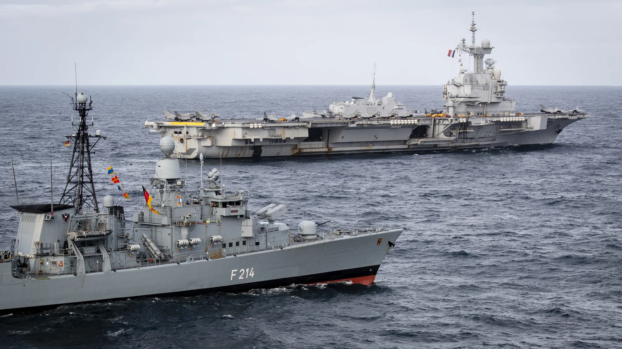 La frégate allemande Lübeck et le porte-avions Charles de Gaulle