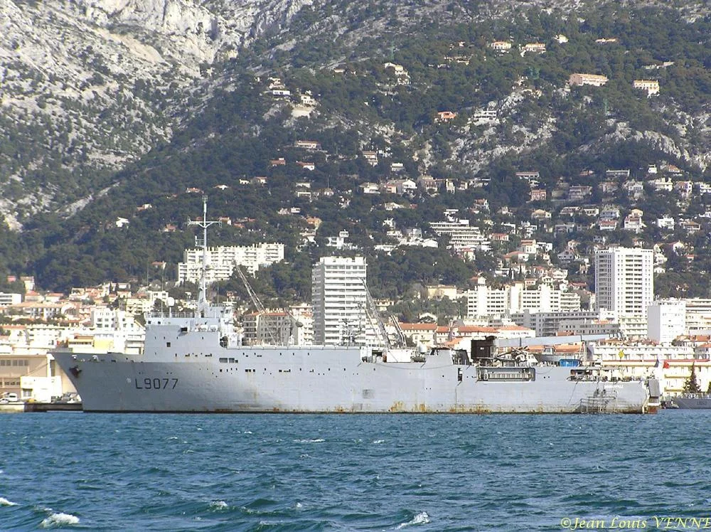 Derniers coups de peinture sur le Bougainville