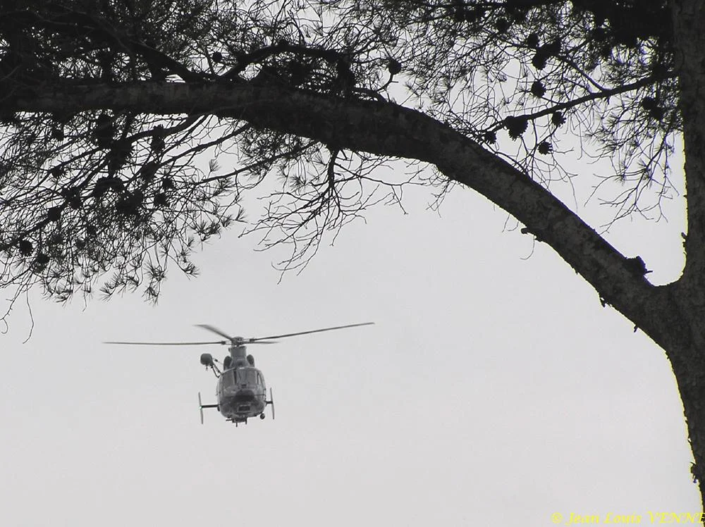 Un hélicoptère de la marine nationale