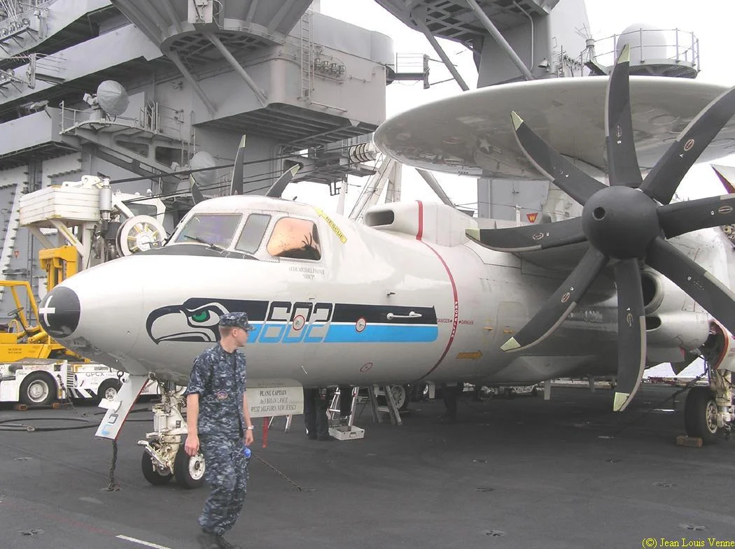 Un avion de guet aérien E-2 Hawkeye