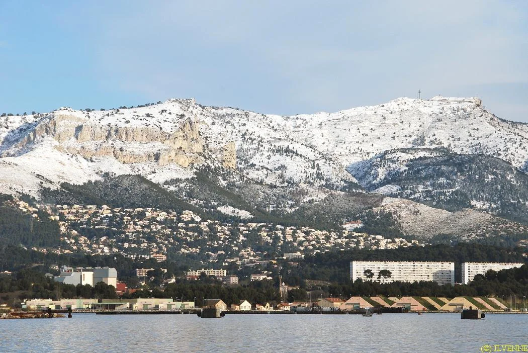 Toulon et ses montages enneigées