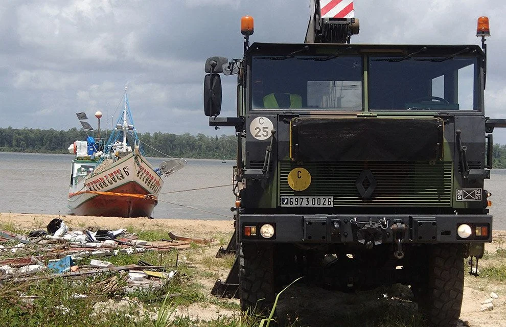 Le Vitor Luis 6, navire de pêche brésilien en action de pêche illégale dans les eaux françaises