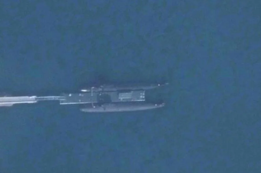 2 sous-marins accostés à un épi à l'ouest