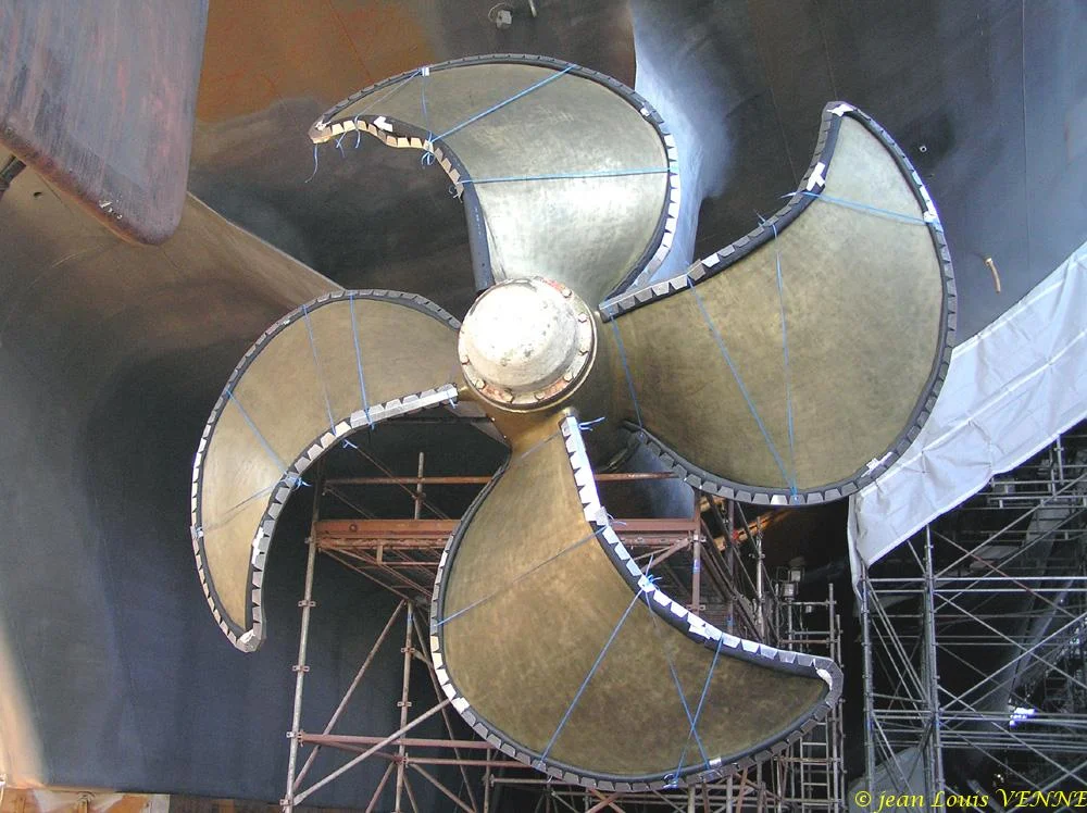 La première hélice du porte-avions