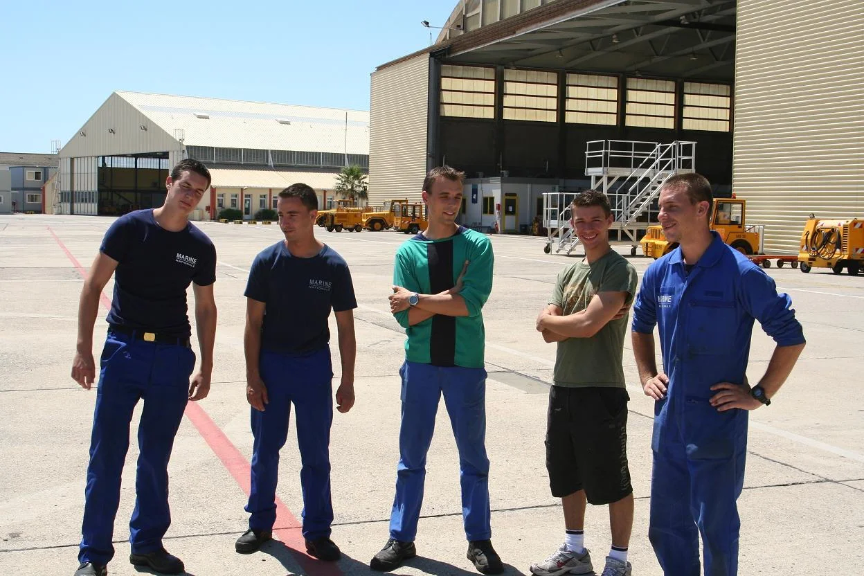 Une partie de l'équipe de soutien au sol de la 35 F