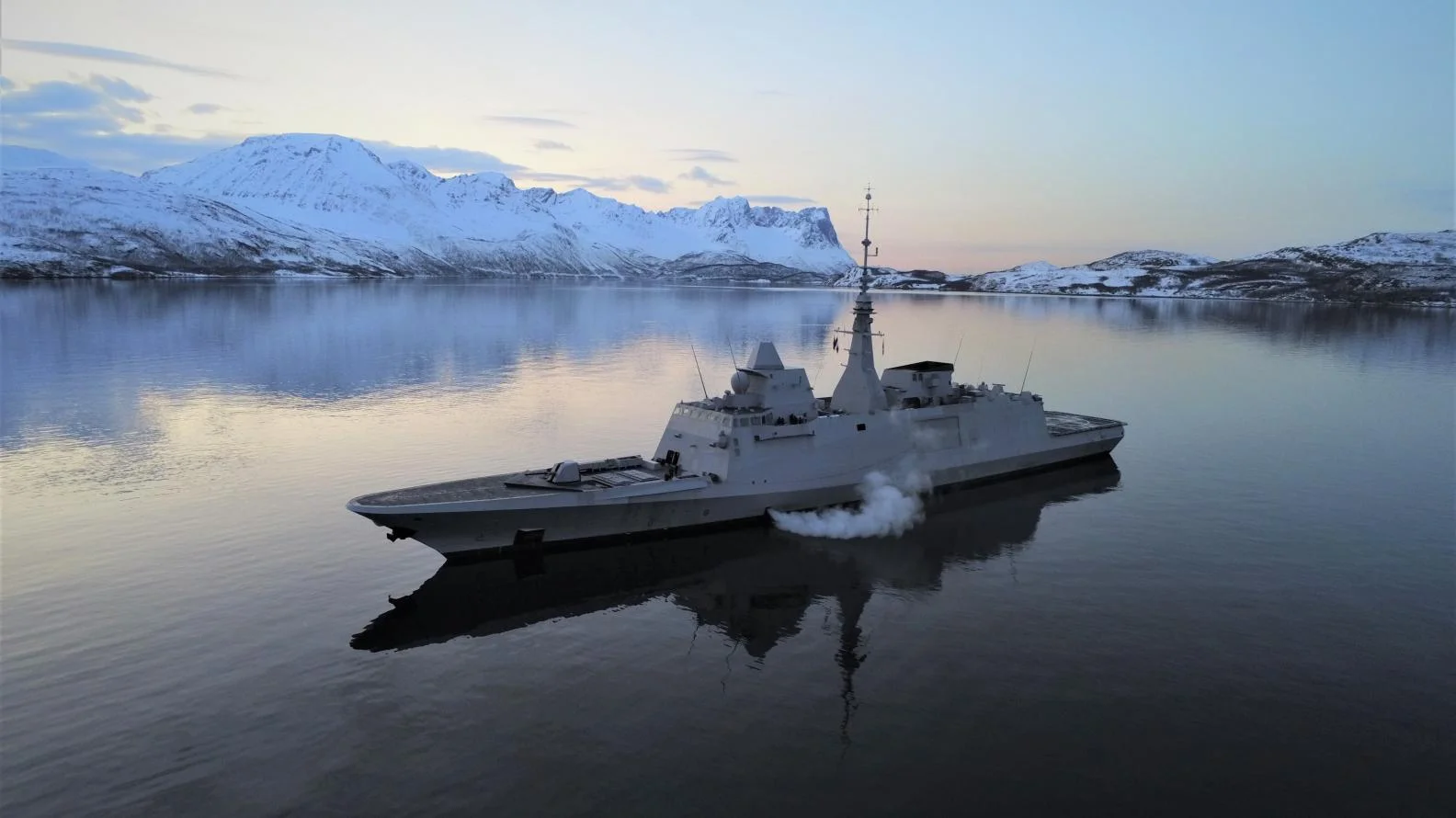 La frégate Normandie dans un fjord norvégien