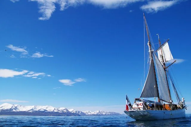 La goélette Etoile sous un soleil polaire